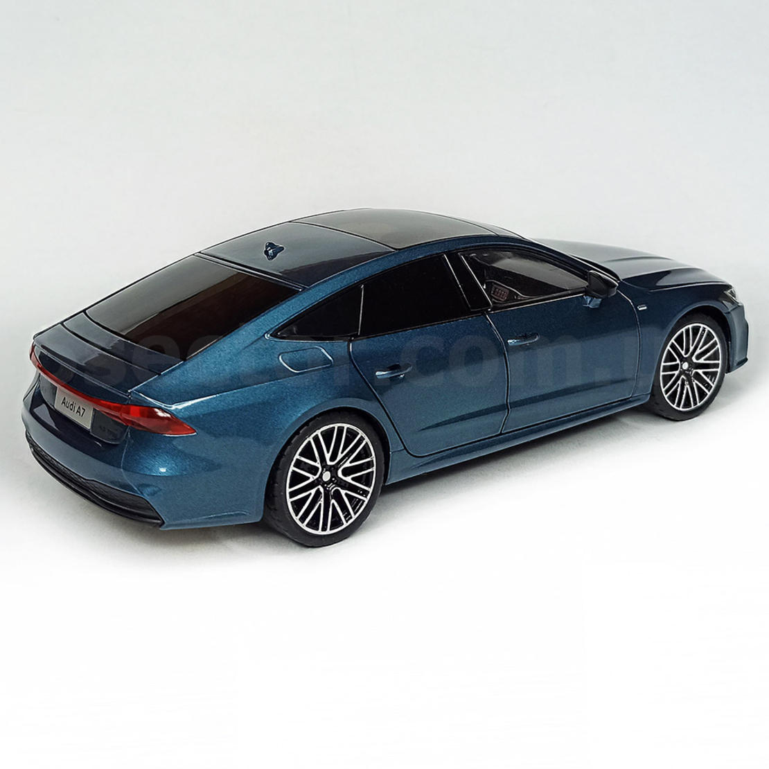 Метална кола с отварящи се врати светлини и звуци Audi A7 1:24