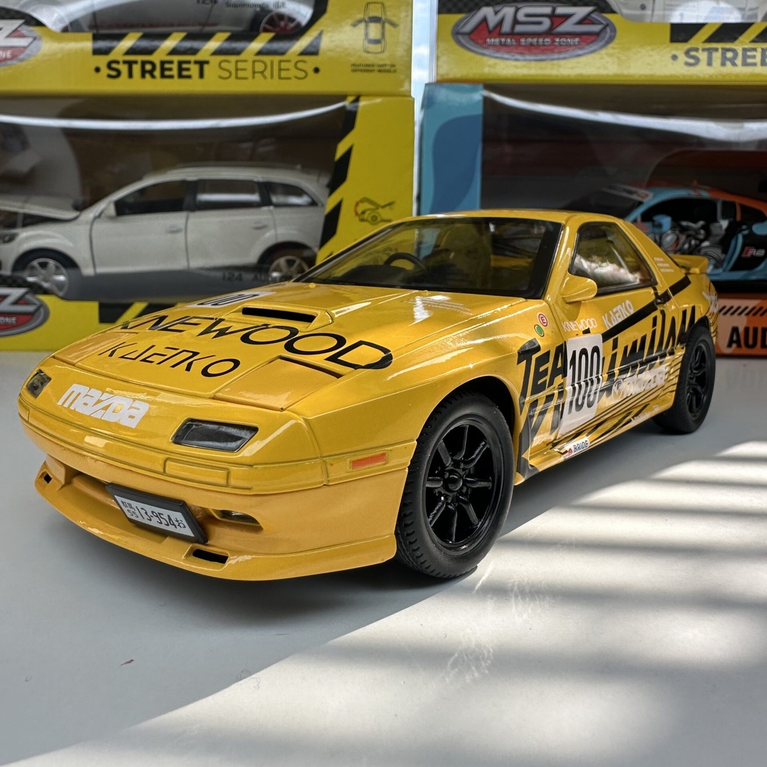 Метална кола с отварящи се врати, капаци, светлини и звуци Mazda RX7 1:24