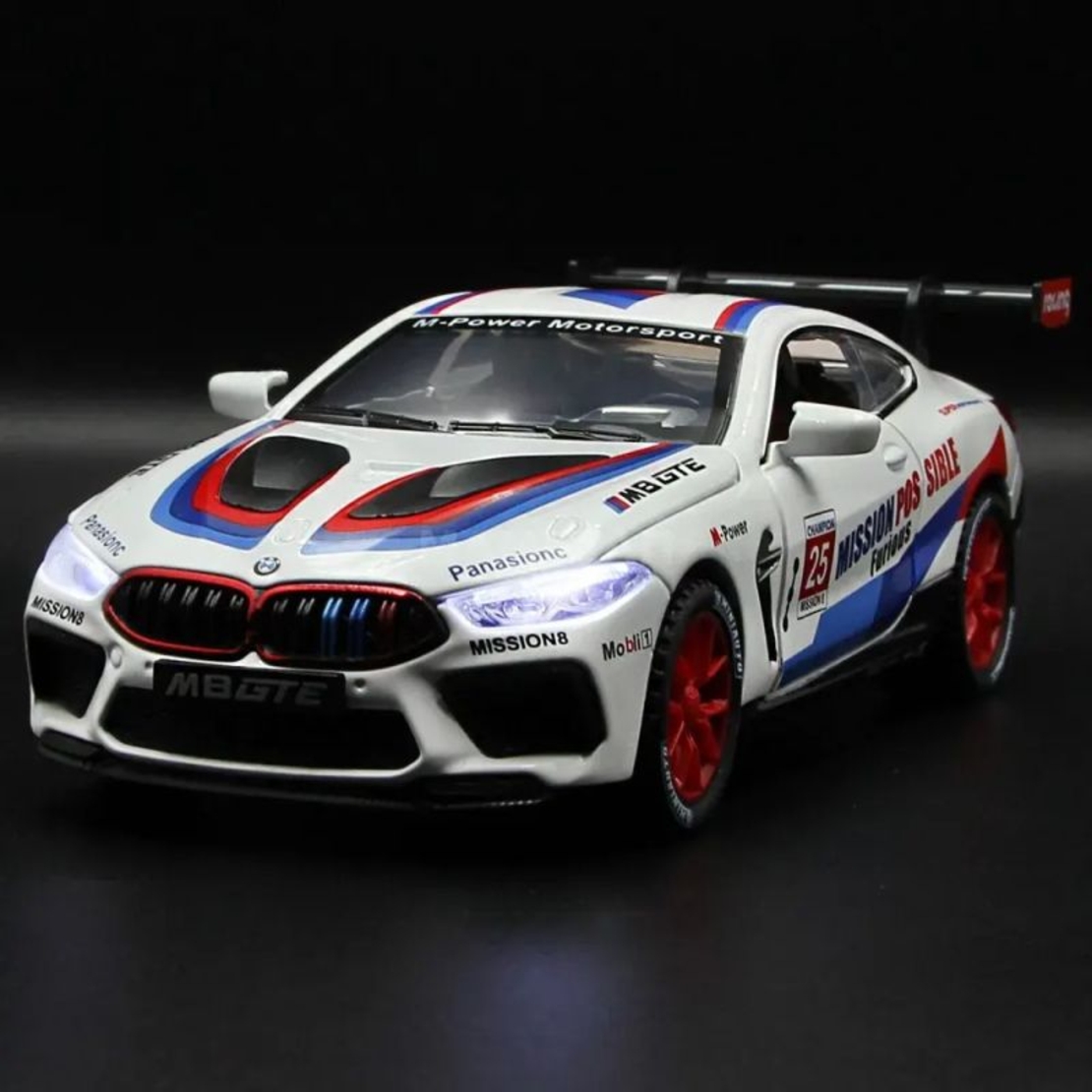 Метална кола с отварящи се врати капаци светлини и звуци BMW M8 1:24