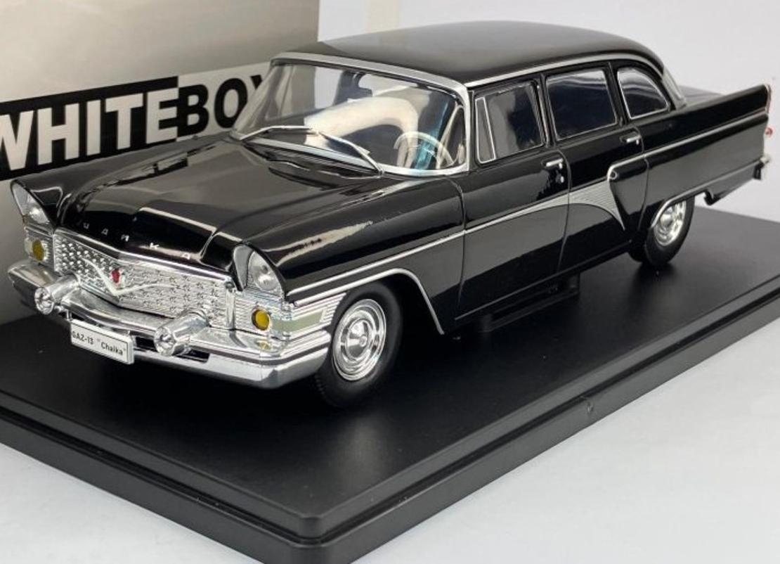 Метална кола GAZ-13 Chaika 1960 WHITE BOX 1:24
