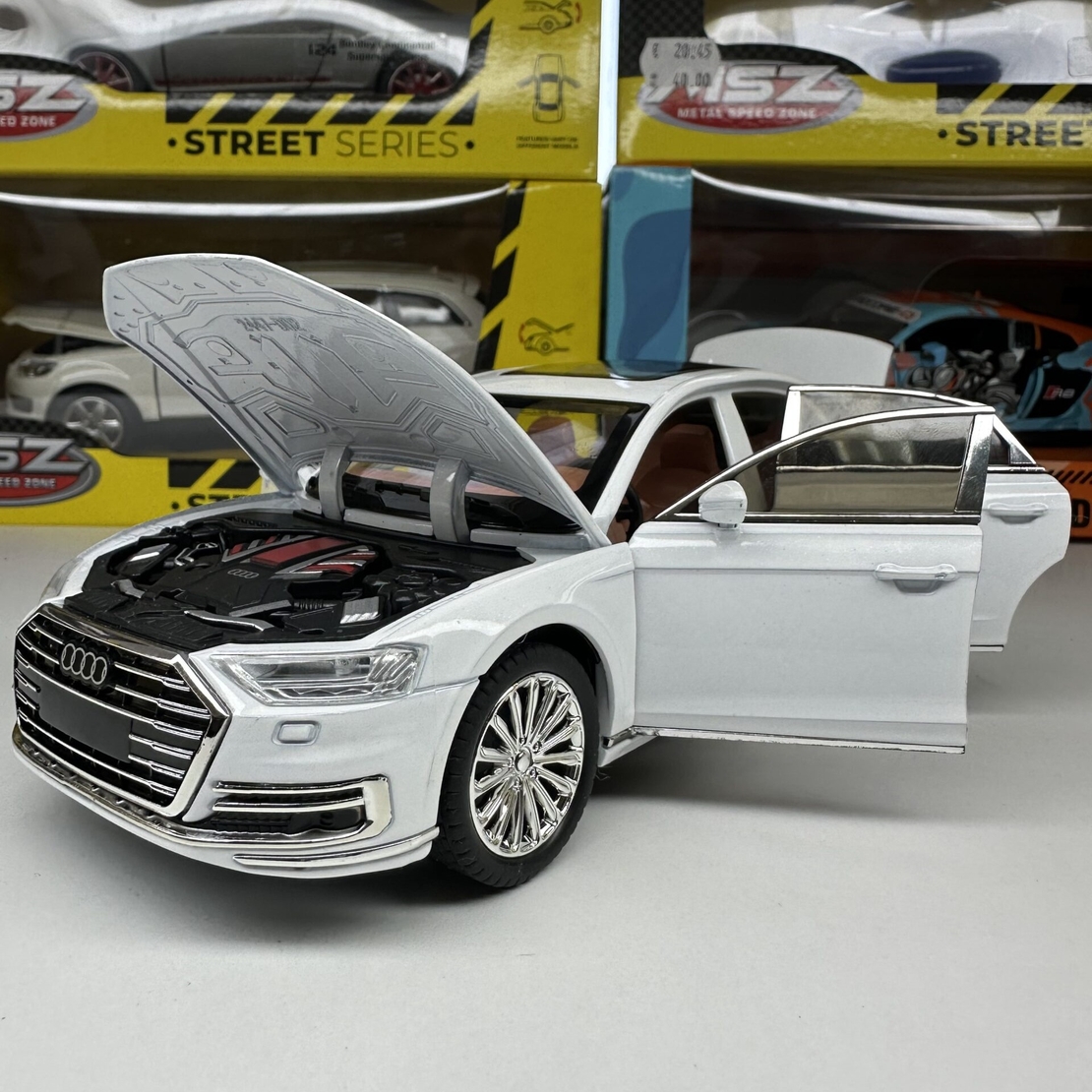 Метална кола с отварящи се врати светлини и звуци Audi A8 1:24