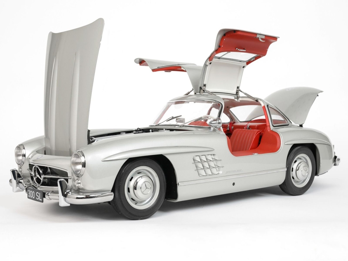 Метална кола с отварящи се врати светлини и звуци Mercedes 300 SL 1:24