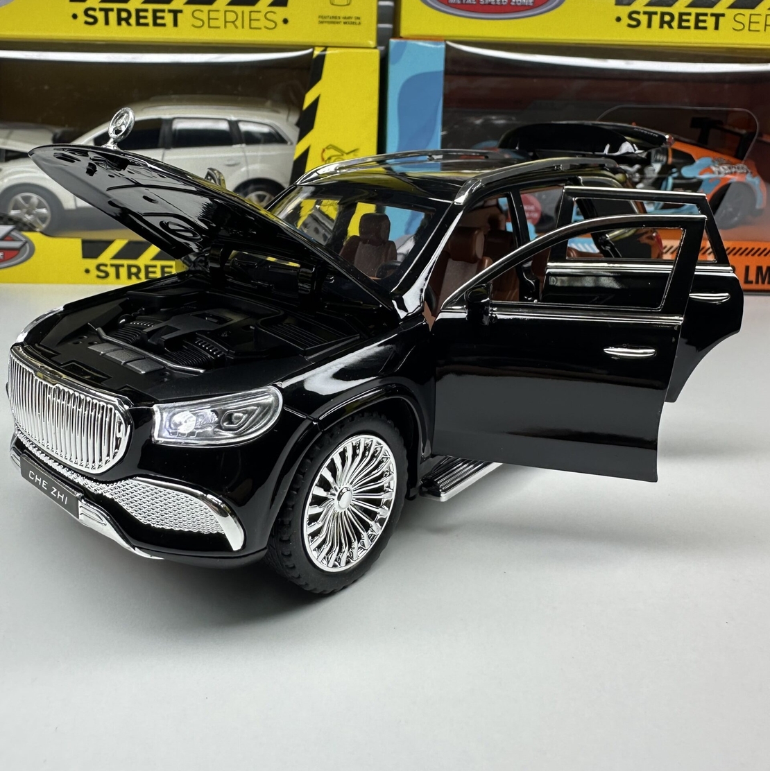 Метална кола с отварящи се врати, светлини и звуци Mercedes Maybach GLS 600 1:24
