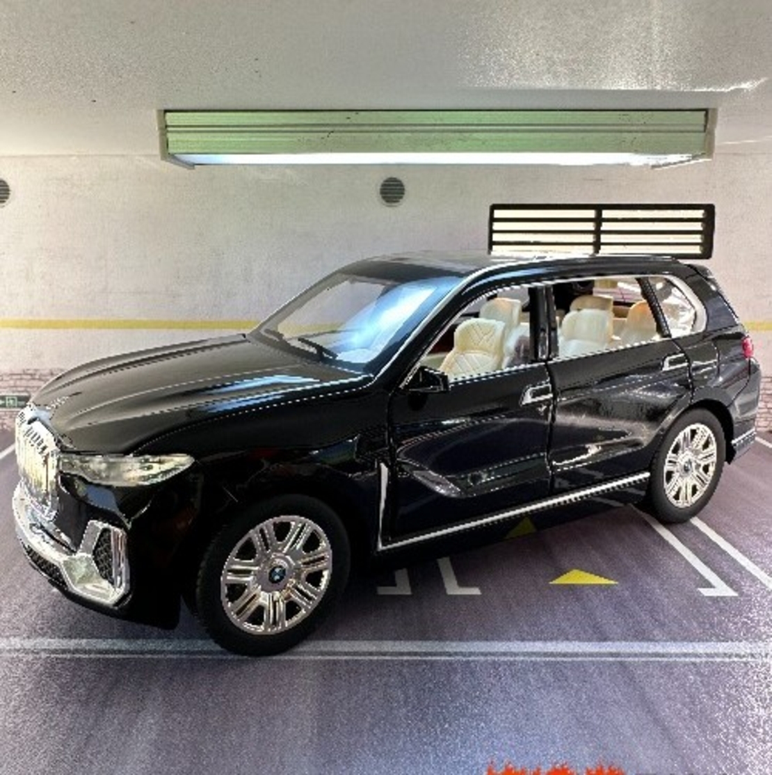 Метална кола с отварящи се врати капаци светлини и звуци BMW X7 1:24