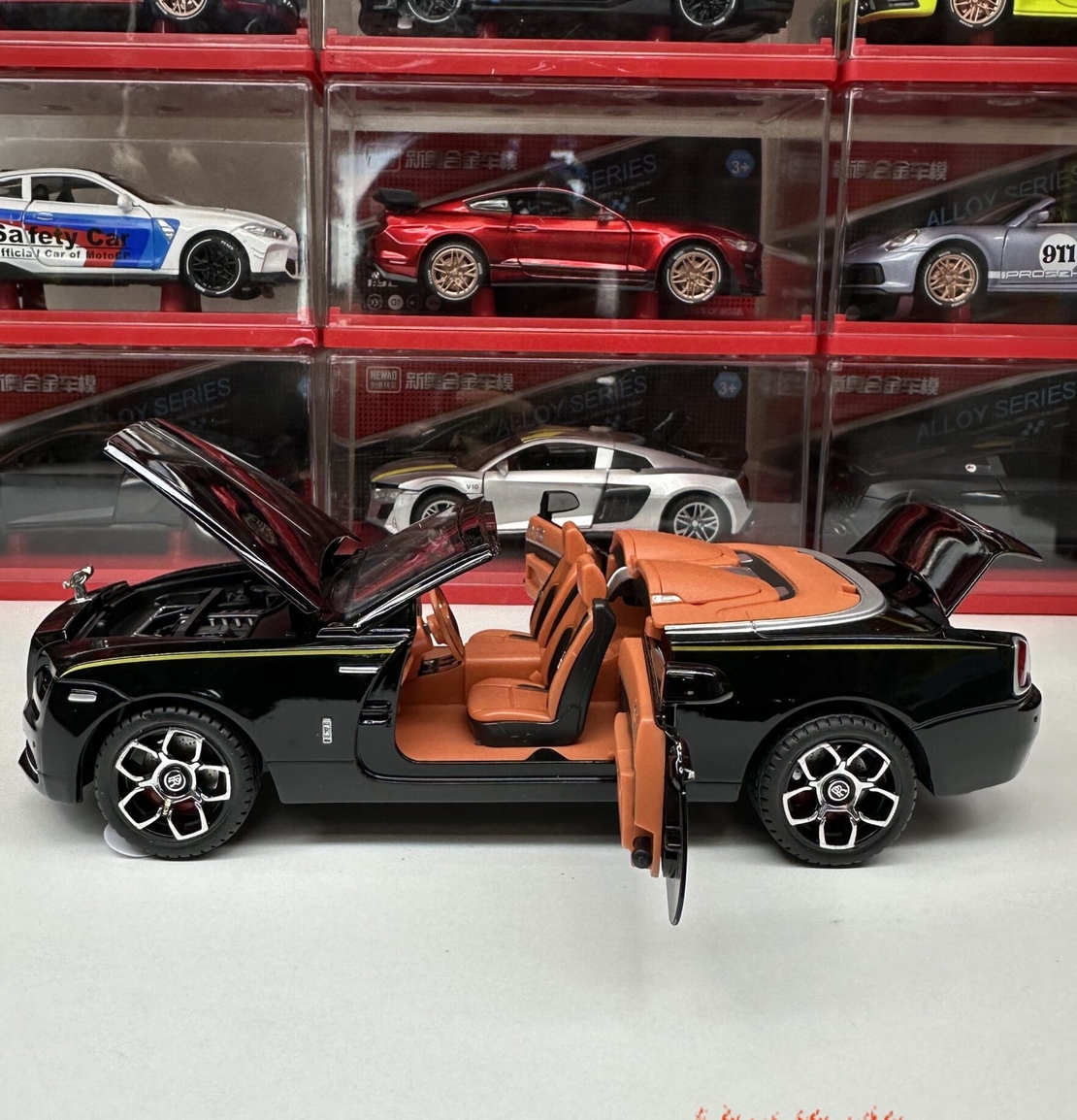Метална кола с отварящи се врати, капаци, светлини и звуци Rolls Royce Dawn 1:24