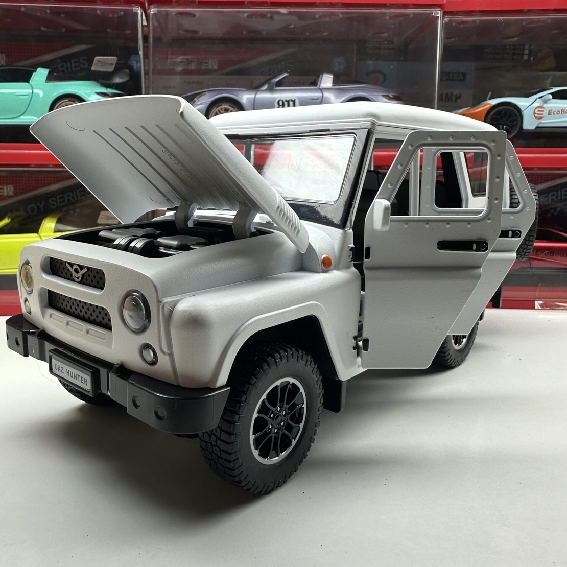 Метален джип с отварящи се врати капаци светлини и звуци UAZ 469 1:18