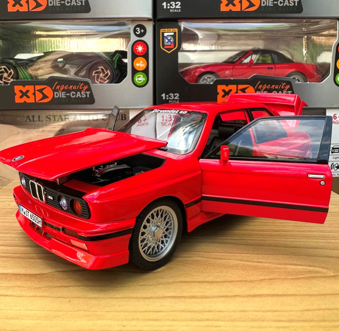 Метална кола с отварящи се врати капаци светлини и звуци BMW M3 E30 1:24