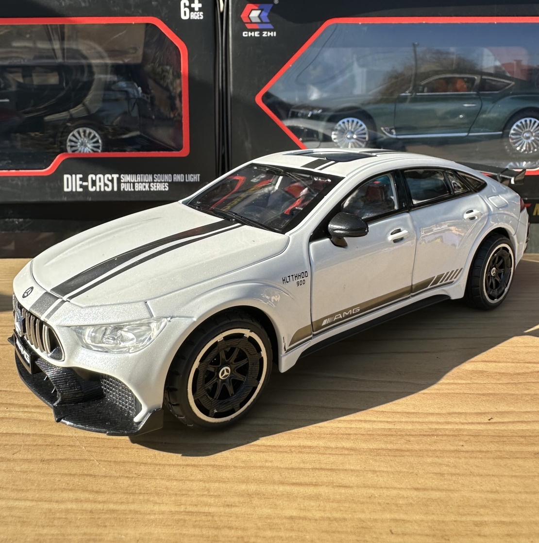 Метална кола с отварящи се врати, капаци, светлини и звуци Mercedes-AMG GT63 S 1:24