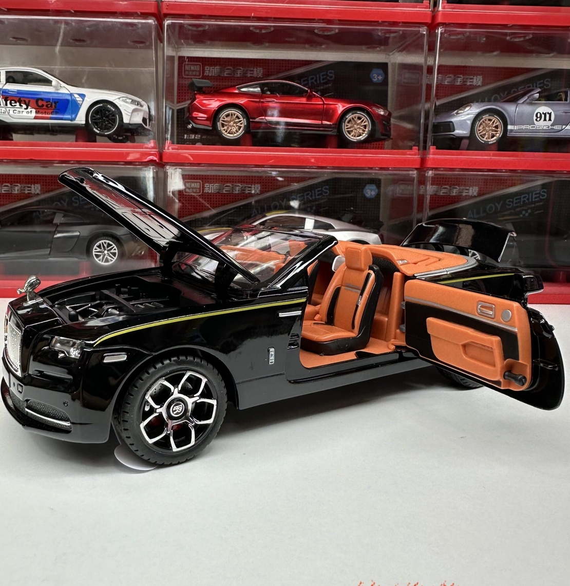 Метална кола с отварящи се врати, капаци, светлини и звуци Rolls Royce Dawn 1:24