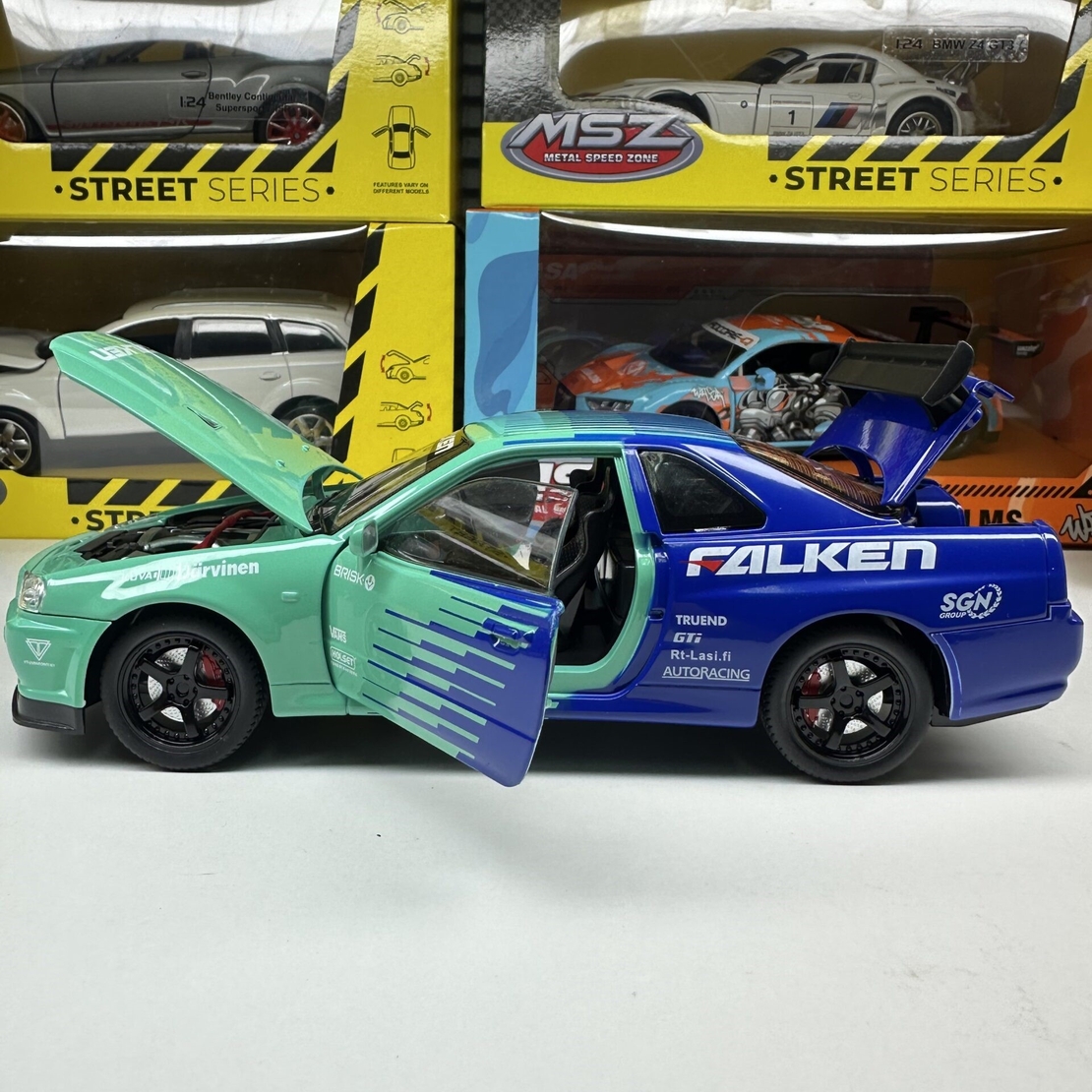 Метална кола с отварящи се врати, светлини и звуци Nissan Skyline GT-R 1:24
