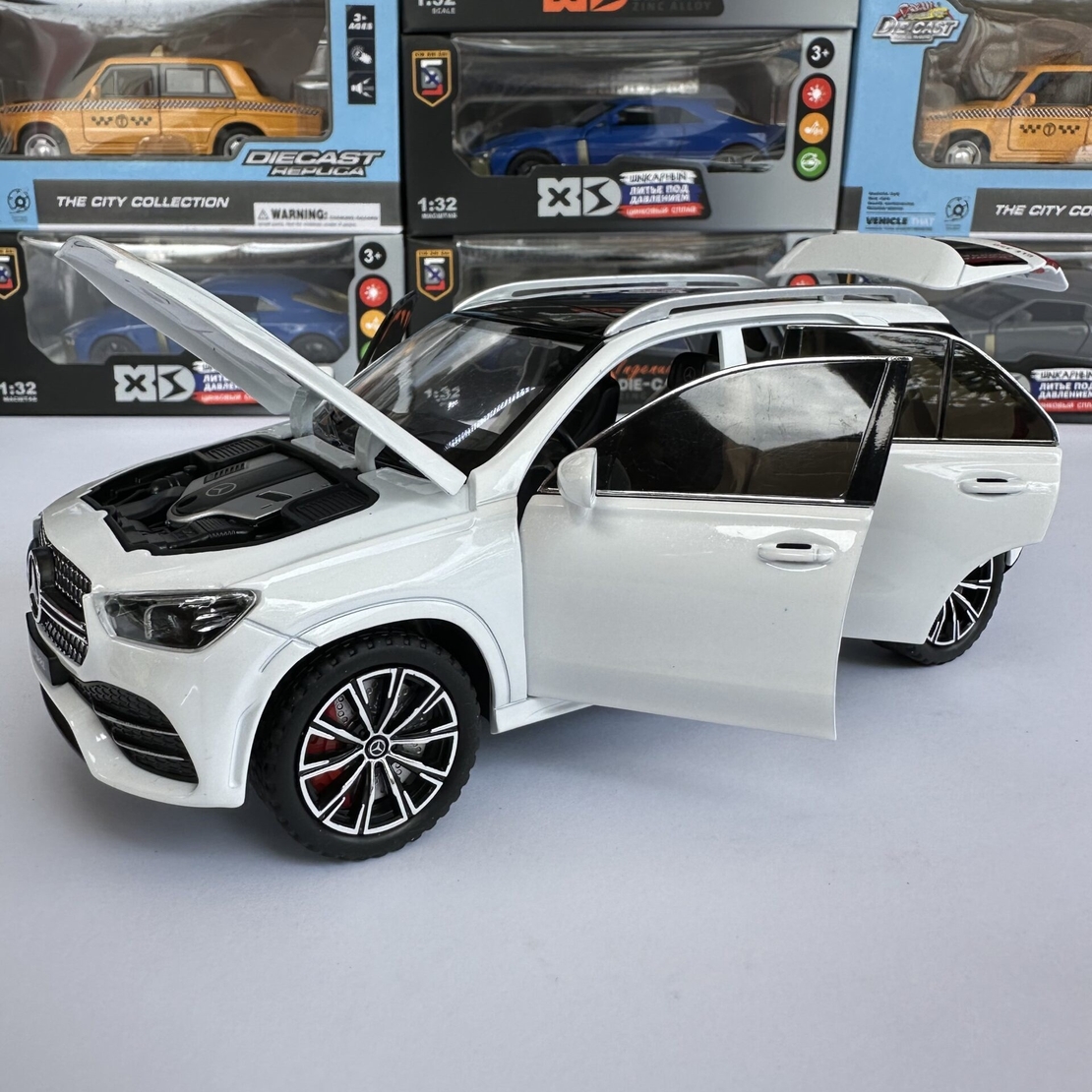 Метална кола с отварящи се врати, светлини и звуци Mercedes-Benz GLE 350 SUV 1:24