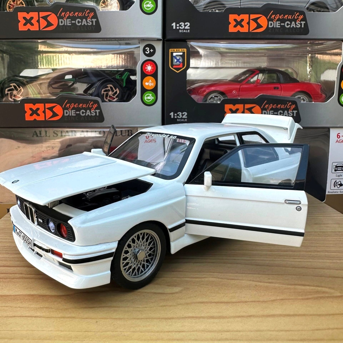 Метална кола с отварящи се врати капаци светлини и звуци BMW M3 E30 1:24