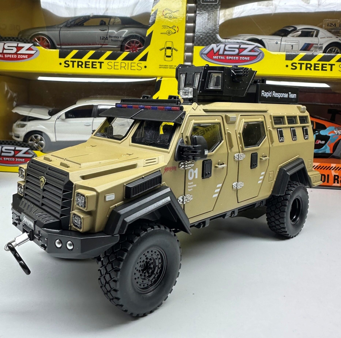 Метален военен джип с отварящи се врати капаци светлини и звуци 1:24