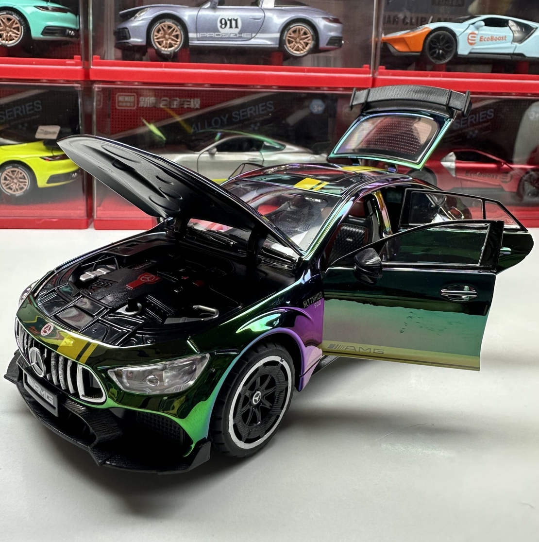 Метална кола с отварящи се врати, светлини и звуци Mercedes-AMG GT63 S 1:24