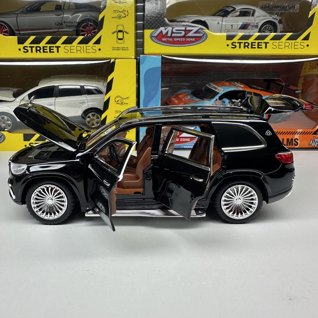 Метална кола с отварящи се врати, светлини и звуци Mercedes Maybach GLS 600 1:24