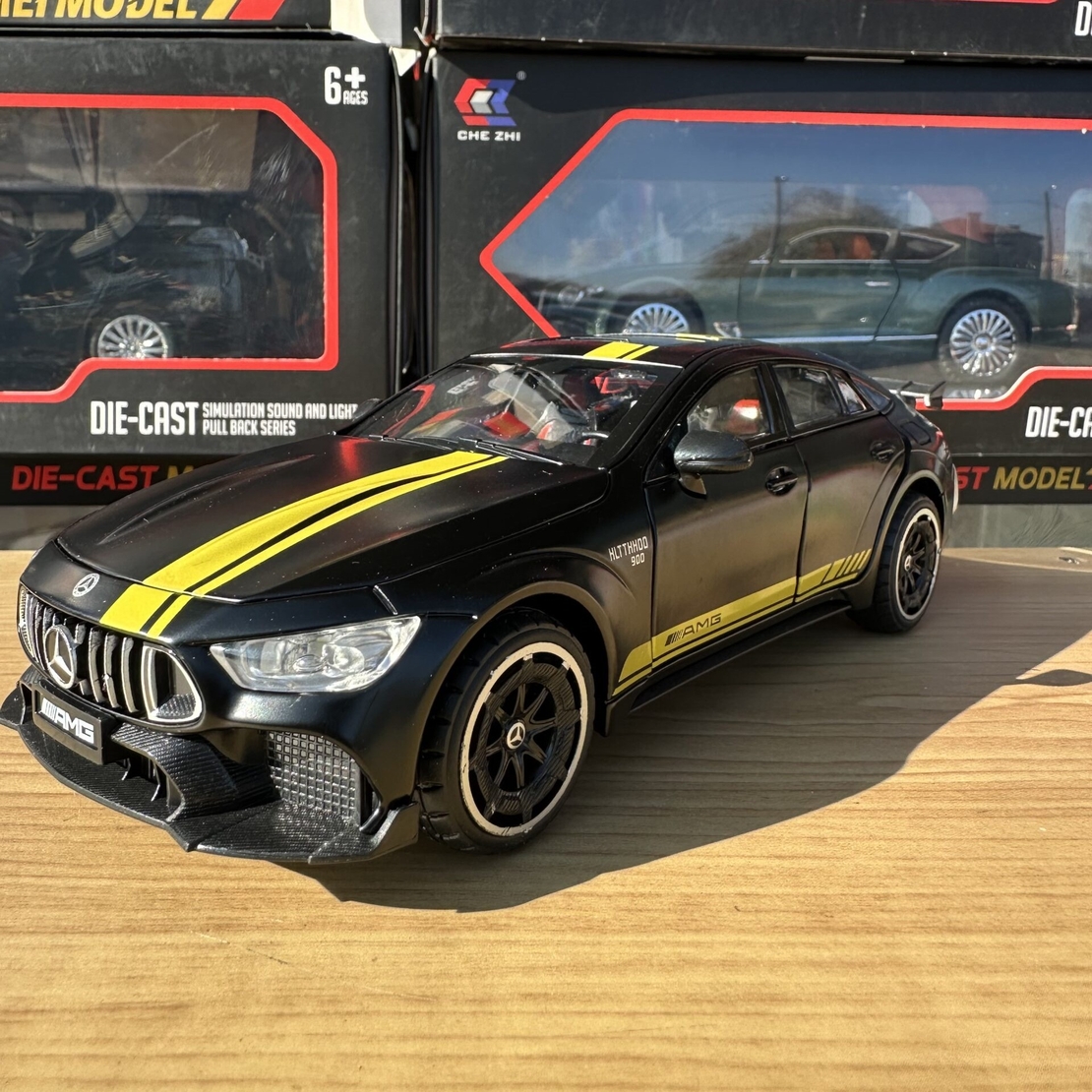 Метална кола с отварящи се врати, капаци, светлини и звуци Mercedes-AMG GT63 S 1:24
