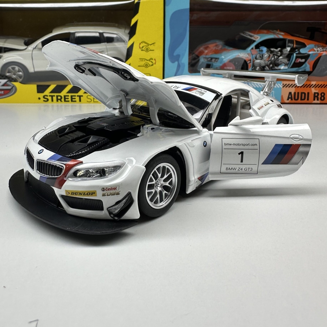 Метална кола с отварящи се врати и капаци MSZ BMW Z4 1:24