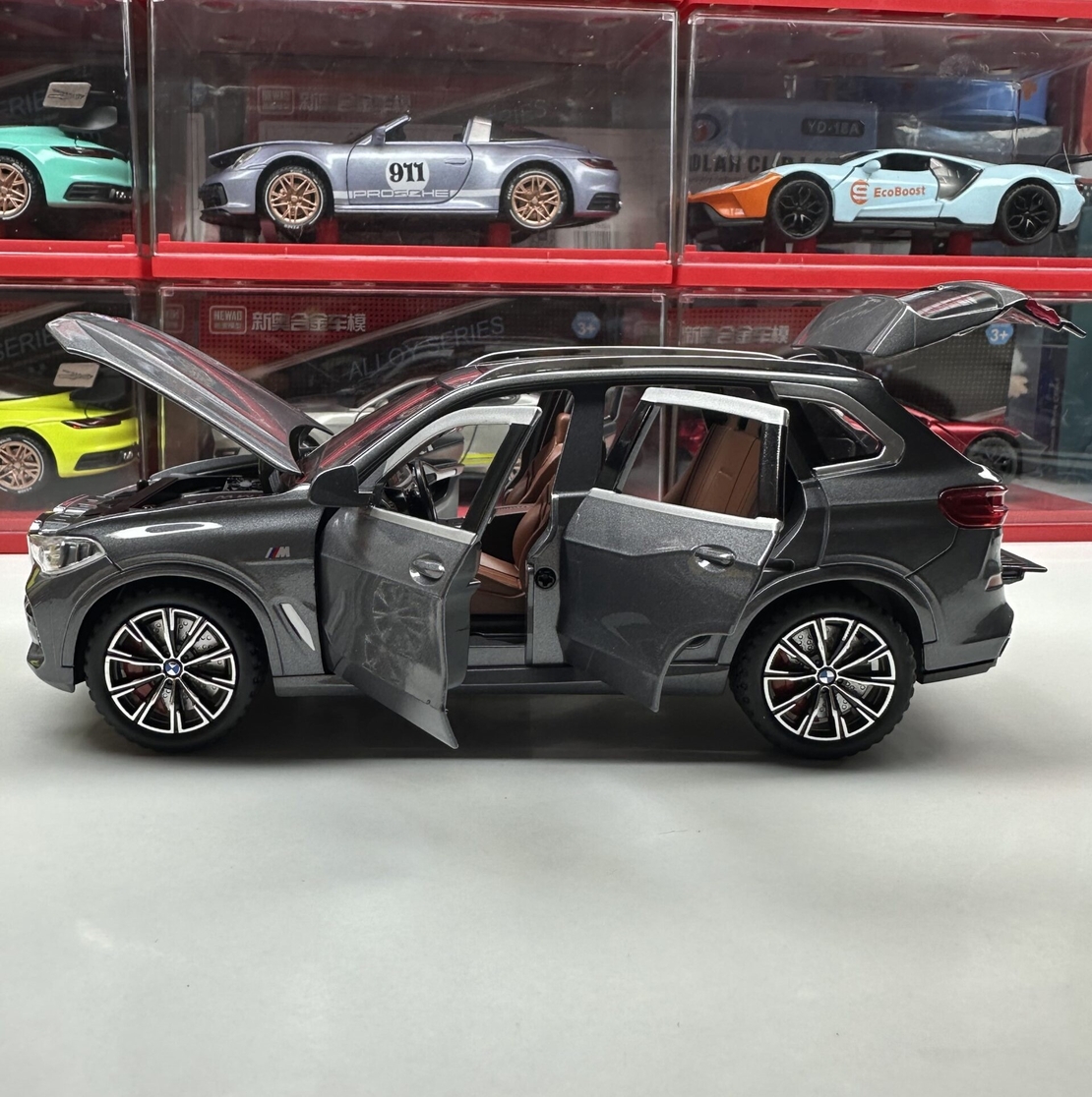 Метална кола с отварящи се врати капаци светлини и звуци BMW X5 1:24