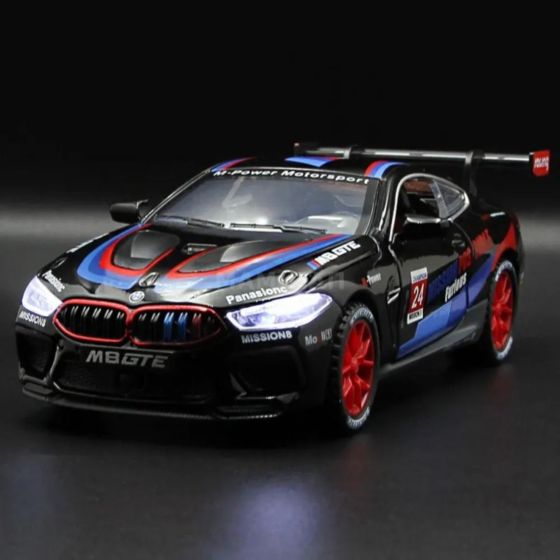 Метална кола с отварящи се врати капаци светлини и звуци BMW M8 1:24