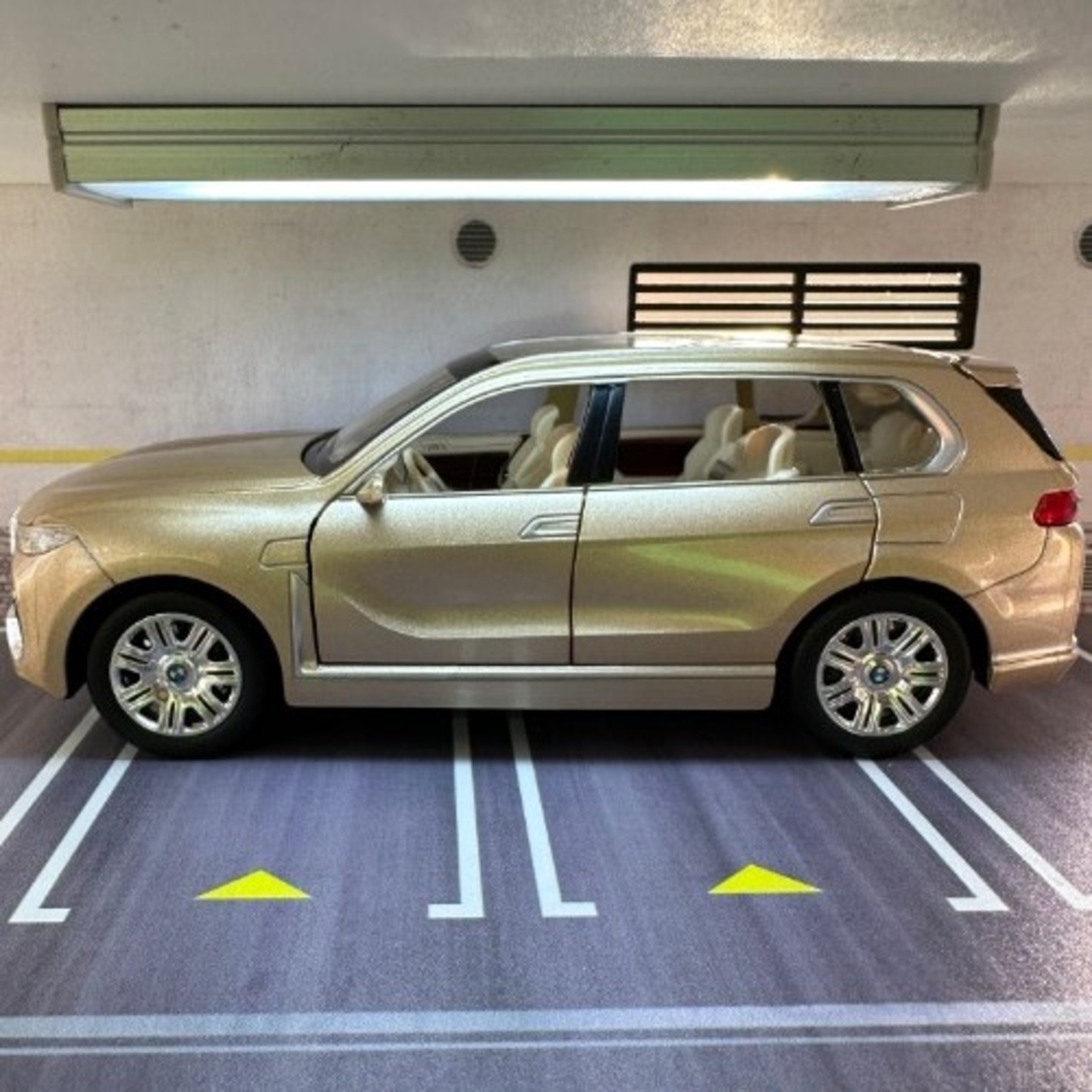 Метална кола с отварящи се врати капаци светлини и звуци BMW X7 1:24