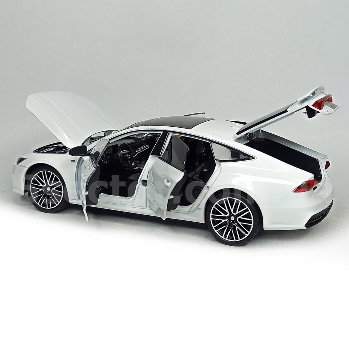 Метална кола с отварящи се врати светлини и звуци Audi A7 1:24