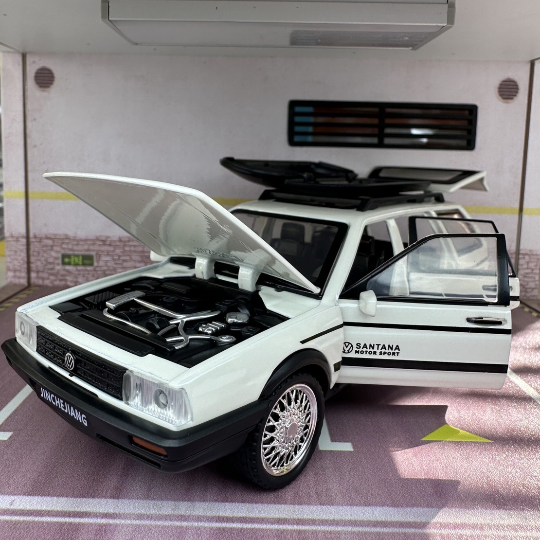 Метална кола с отварящи се врати светлини и звуци Volkswagen Santana / Passat B2 / 1:32