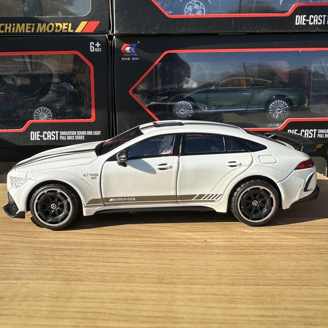 Метална кола с отварящи се врати, капаци, светлини и звуци Mercedes-AMG GT63 S 1:24