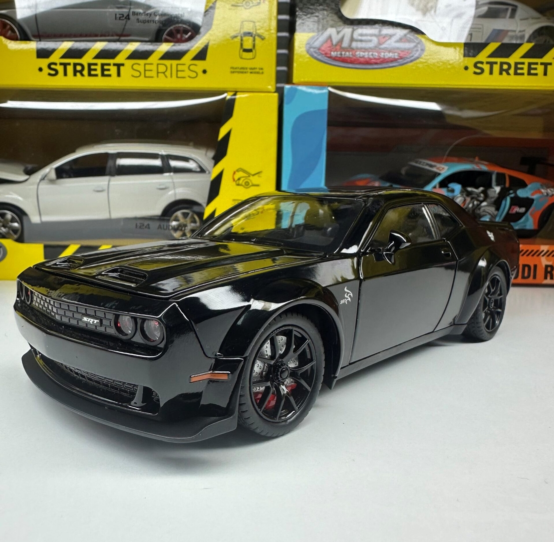 Метална кола с отварящи се врати светлини и звуци Dodge Challenger 1:24