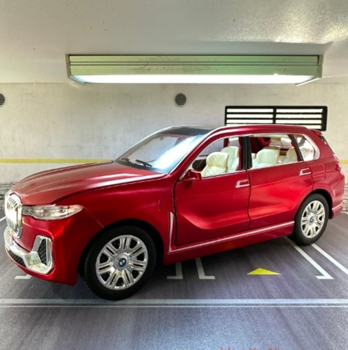 Метална кола с отварящи се врати капаци светлини и звуци BMW X7 1:24