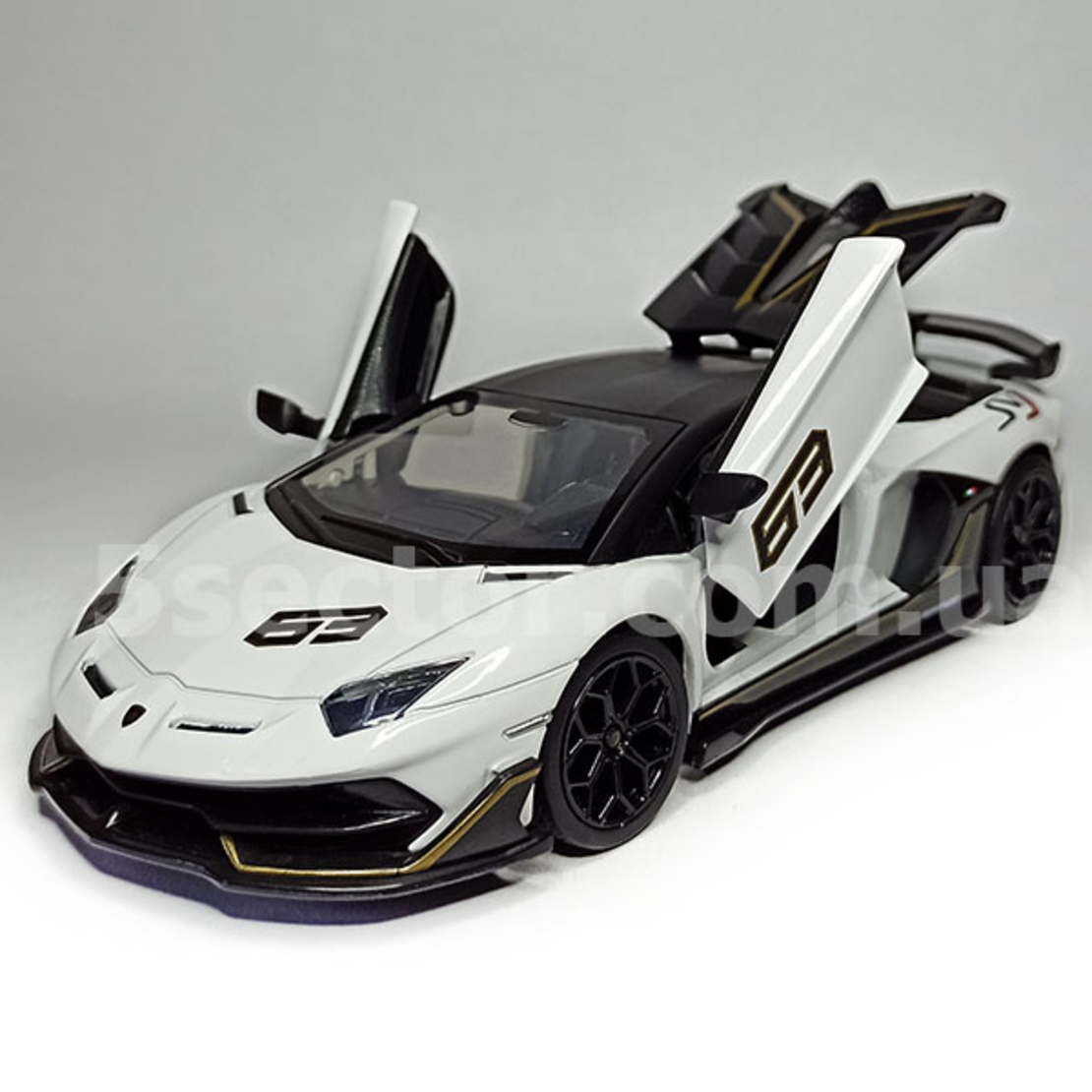 Метална кола с отварящи се врати светлини и звуци Lamborghini Aventador SVJ 63 1:24