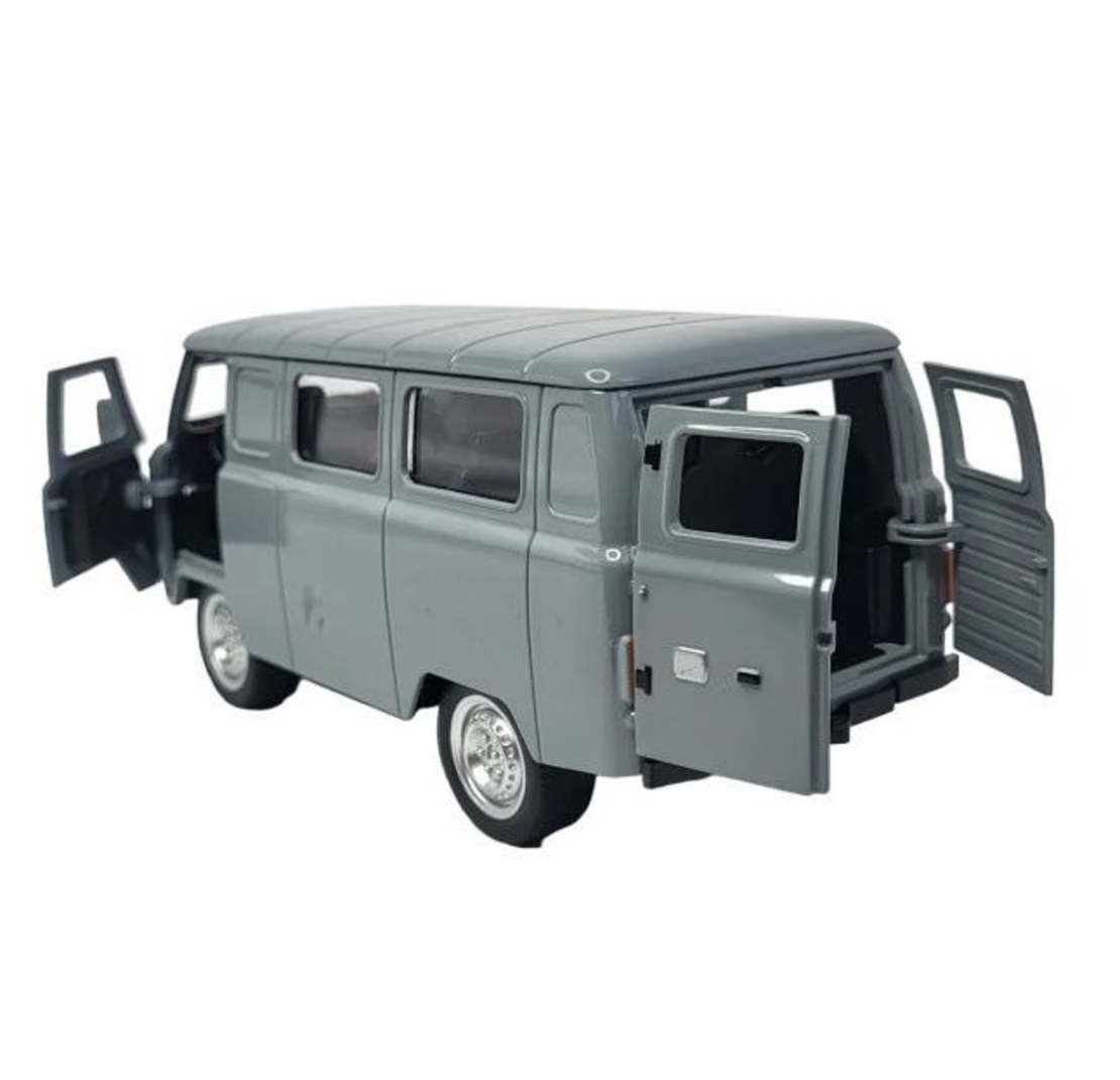 Метална кола с отварящи се врати капаци светлини и звуци UAZ 452 1:18