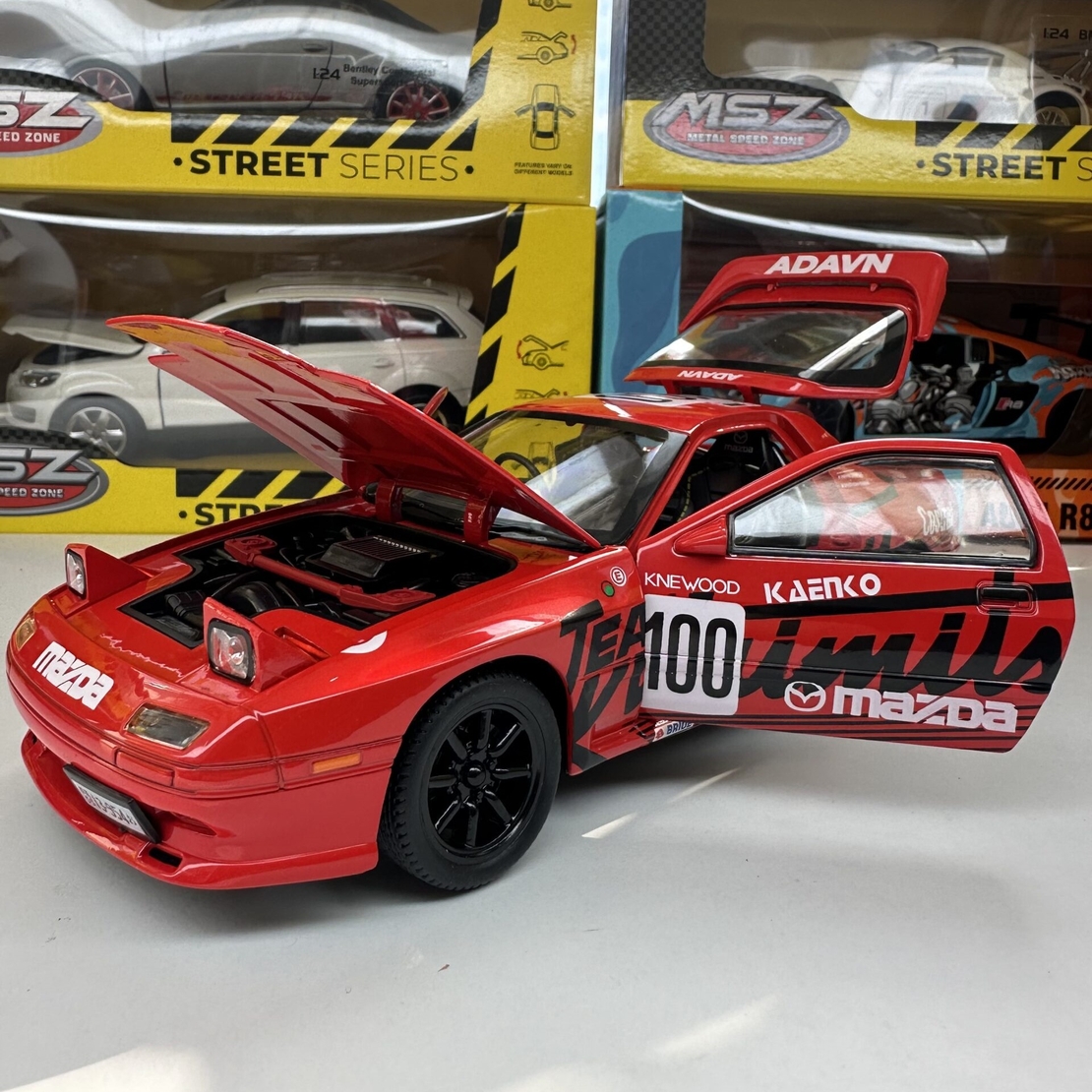 Метална кола с отварящи се врати, капаци, светлини и звуци Mazda RX7 1:24