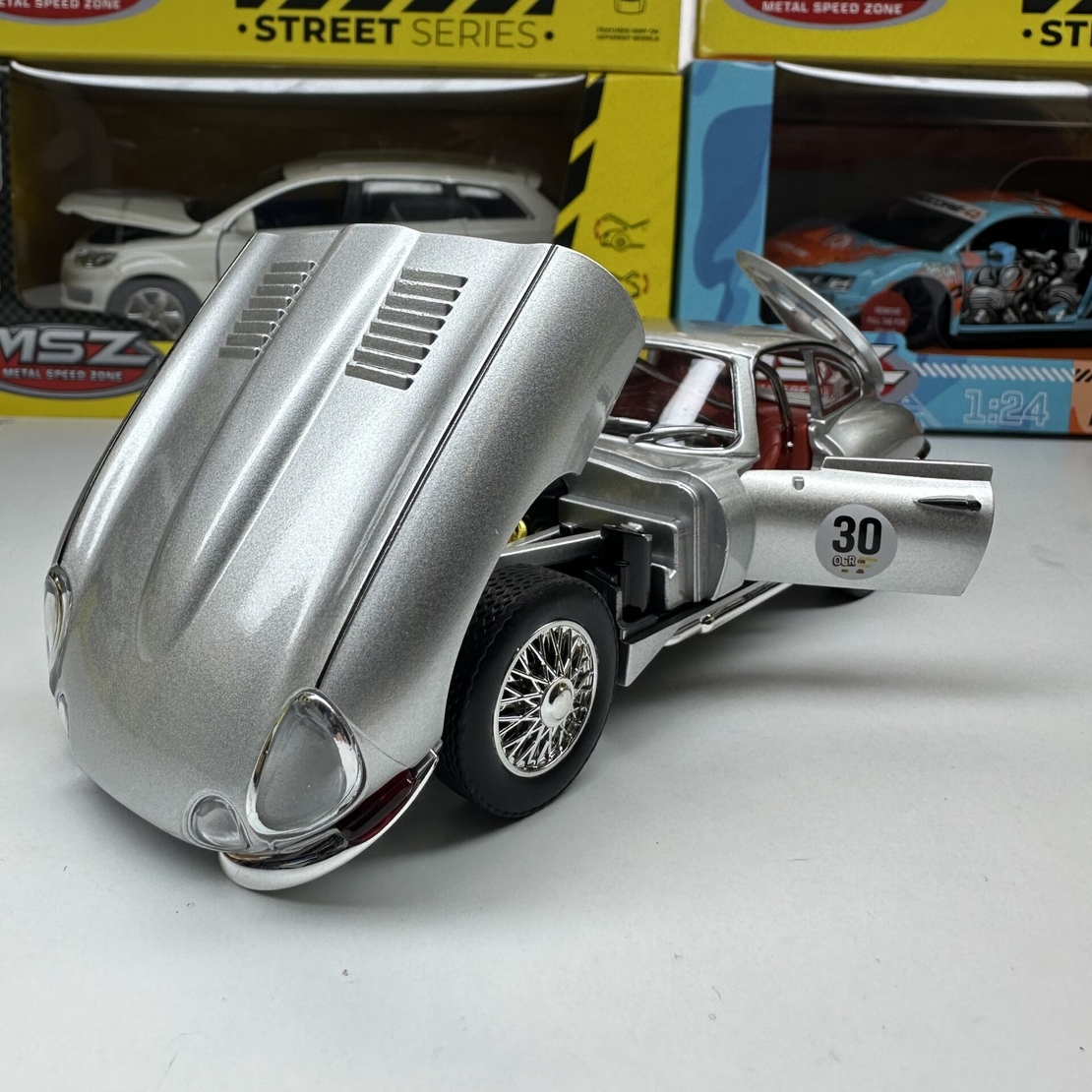 Метална кола с отварящи се врати капаци светлини и звуци Jaguar E-Type Reborn 1961 1:24
