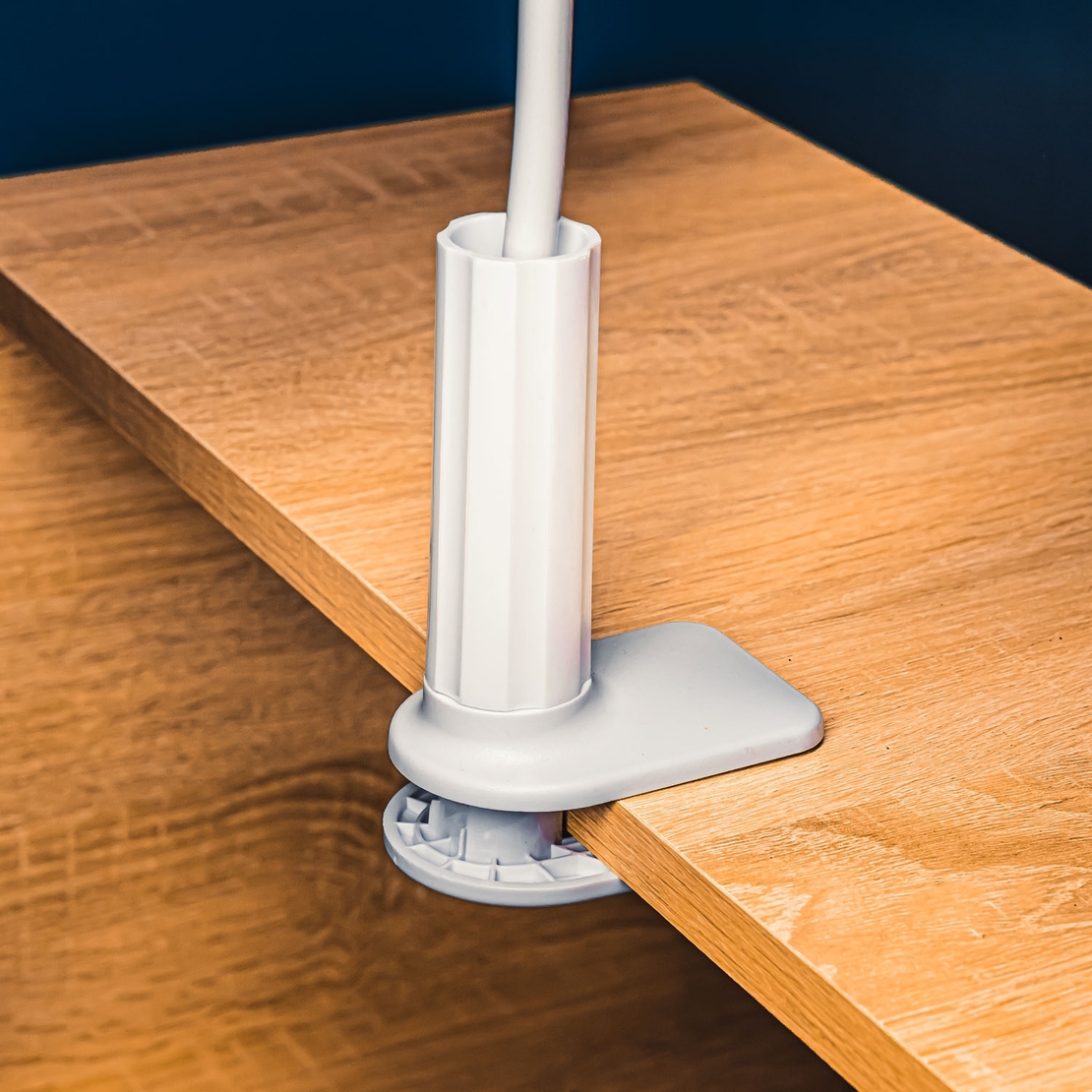 НАСТОЛНА СТОЙКА 120см