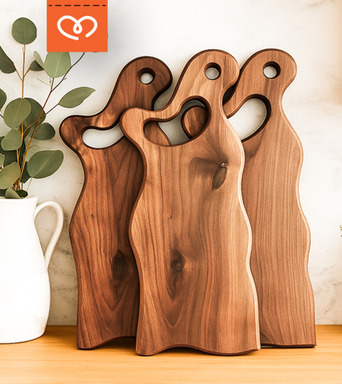 Подарък за семейство с имена | Дървена дъска за мезета с гравюра сърце – персонализиран подарък