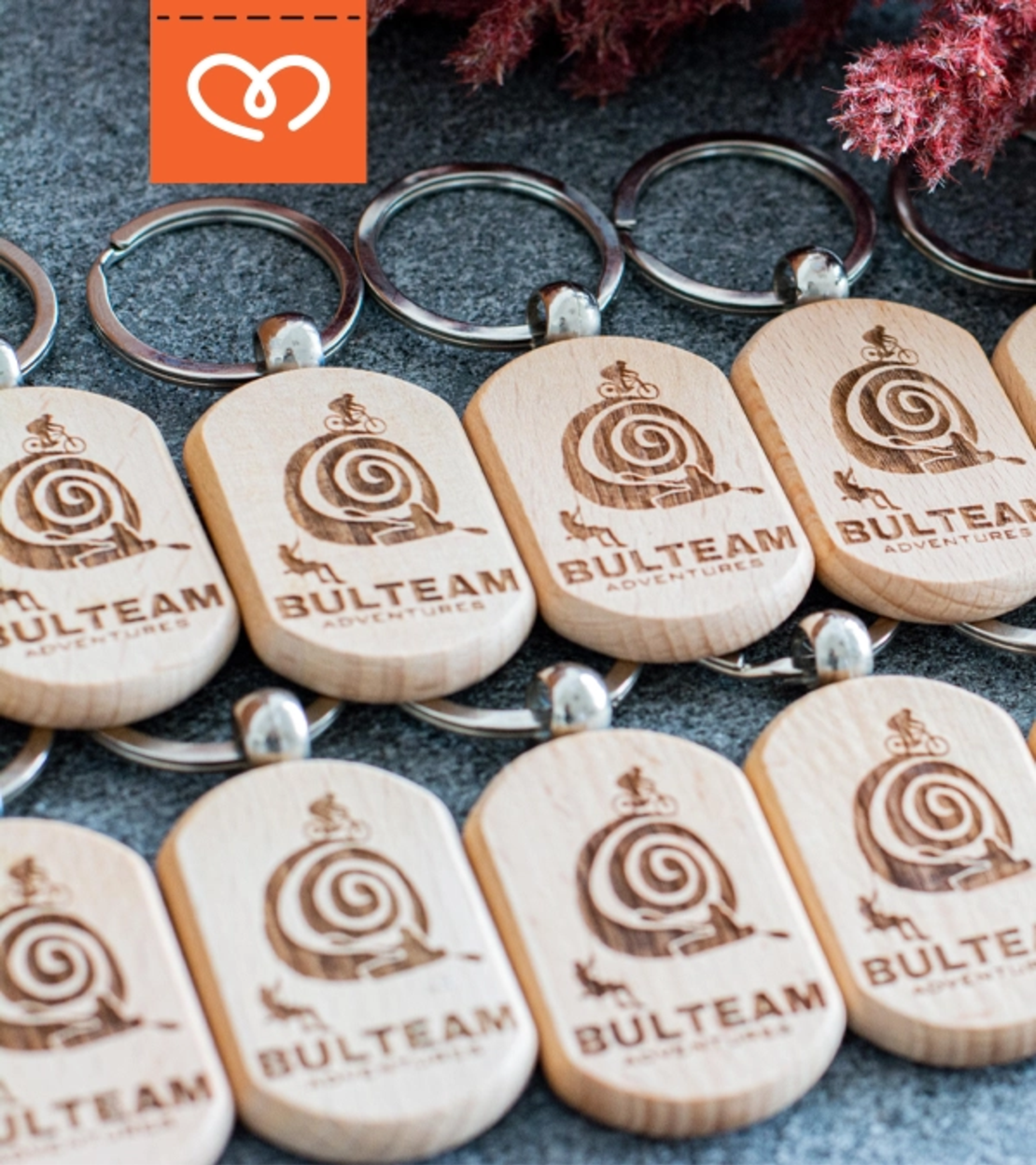 Ключодържател с лого – дървен персонализиран подарък
