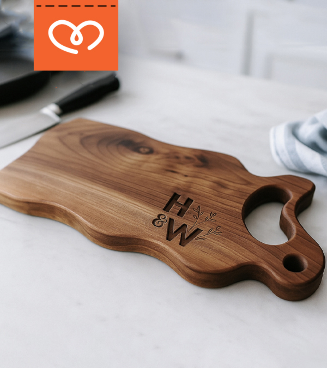 Гравирана дървена дъска за рязане с дръжка – персонализиран подарък