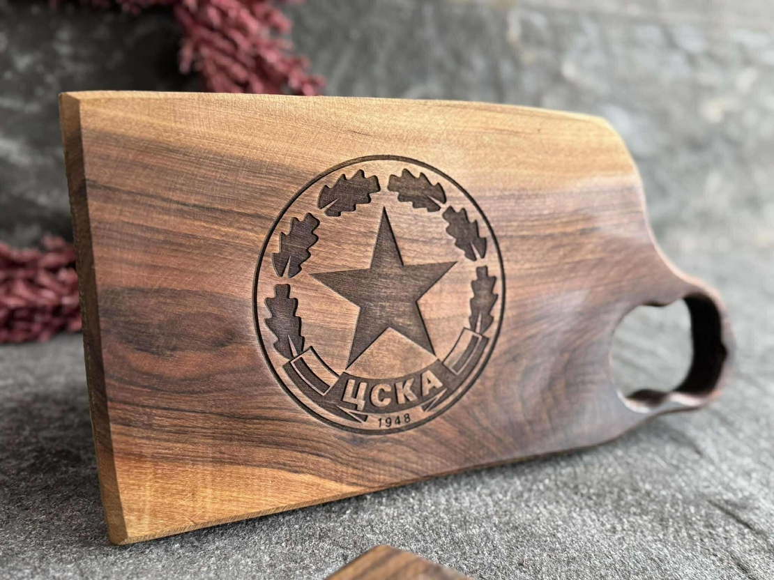 ЦСКА дъска за мезета,  Орехова дъска за подарък, Дървена дъска с лого подарък за футболен фен