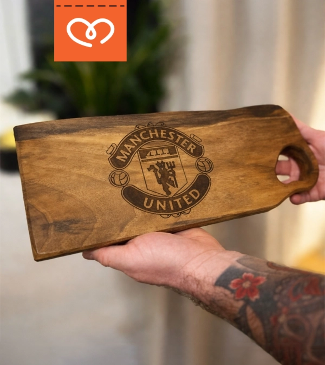 Подарък за футболен фен – дървена дъска с лого Манчестър Юнайтед