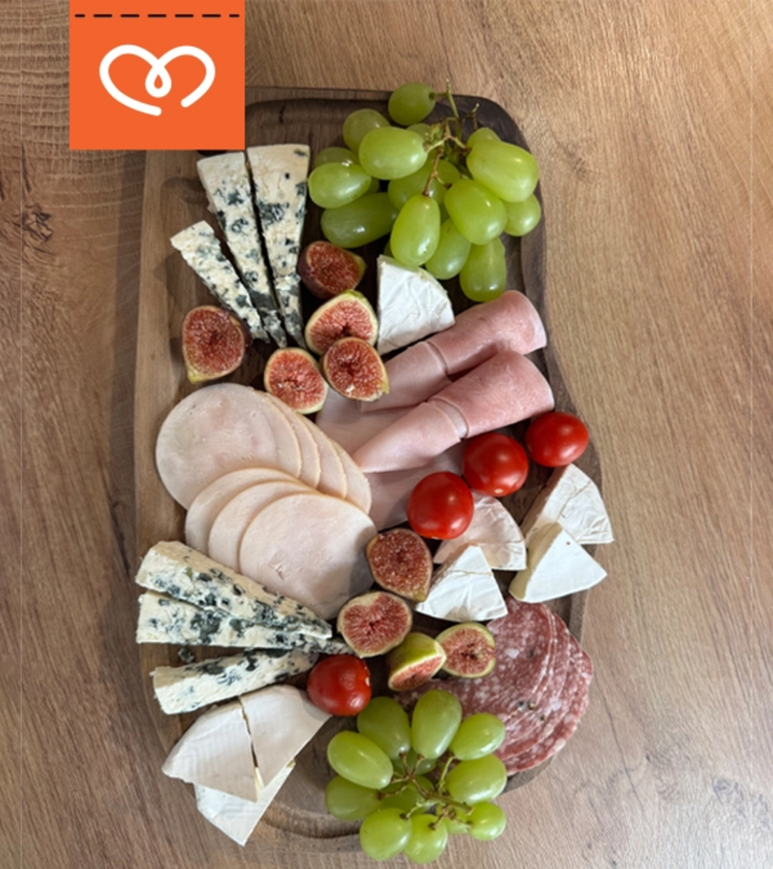 Подарък за семейство с имена | Дървена дъска за мезета с гравюра сърце – персонализиран подарък