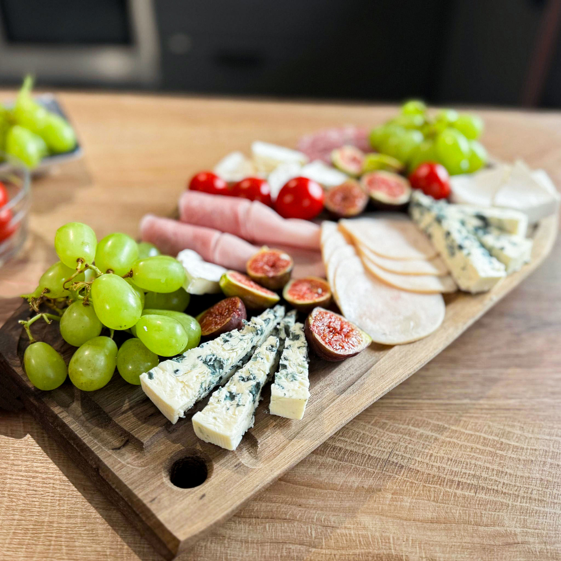 Дъска Левски лого, Дъска за мезета, Орехова дъска за подарък, Дървена дъска с лого подарък за футболен фен на Левски