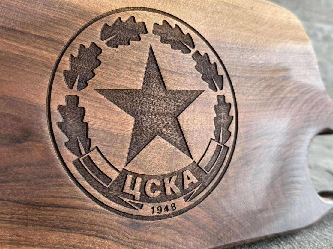 ЦСКА дъска за мезета,  Орехова дъска за подарък, Дървена дъска с лого подарък за футболен фен