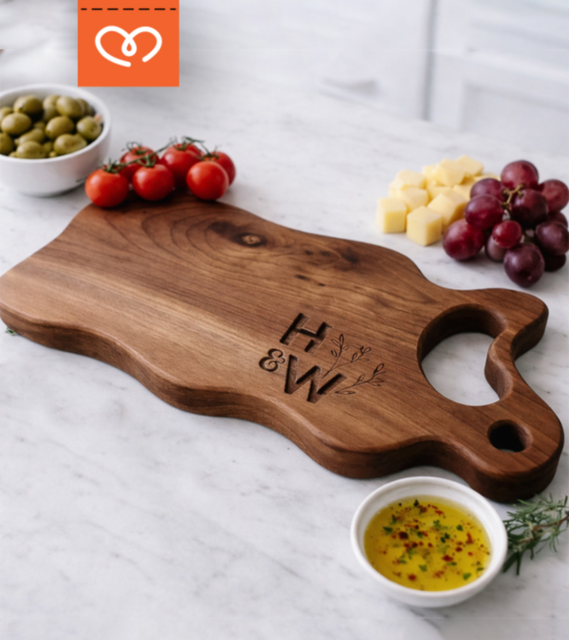 Гравирана дървена дъска за рязане с дръжка – персонализиран подарък