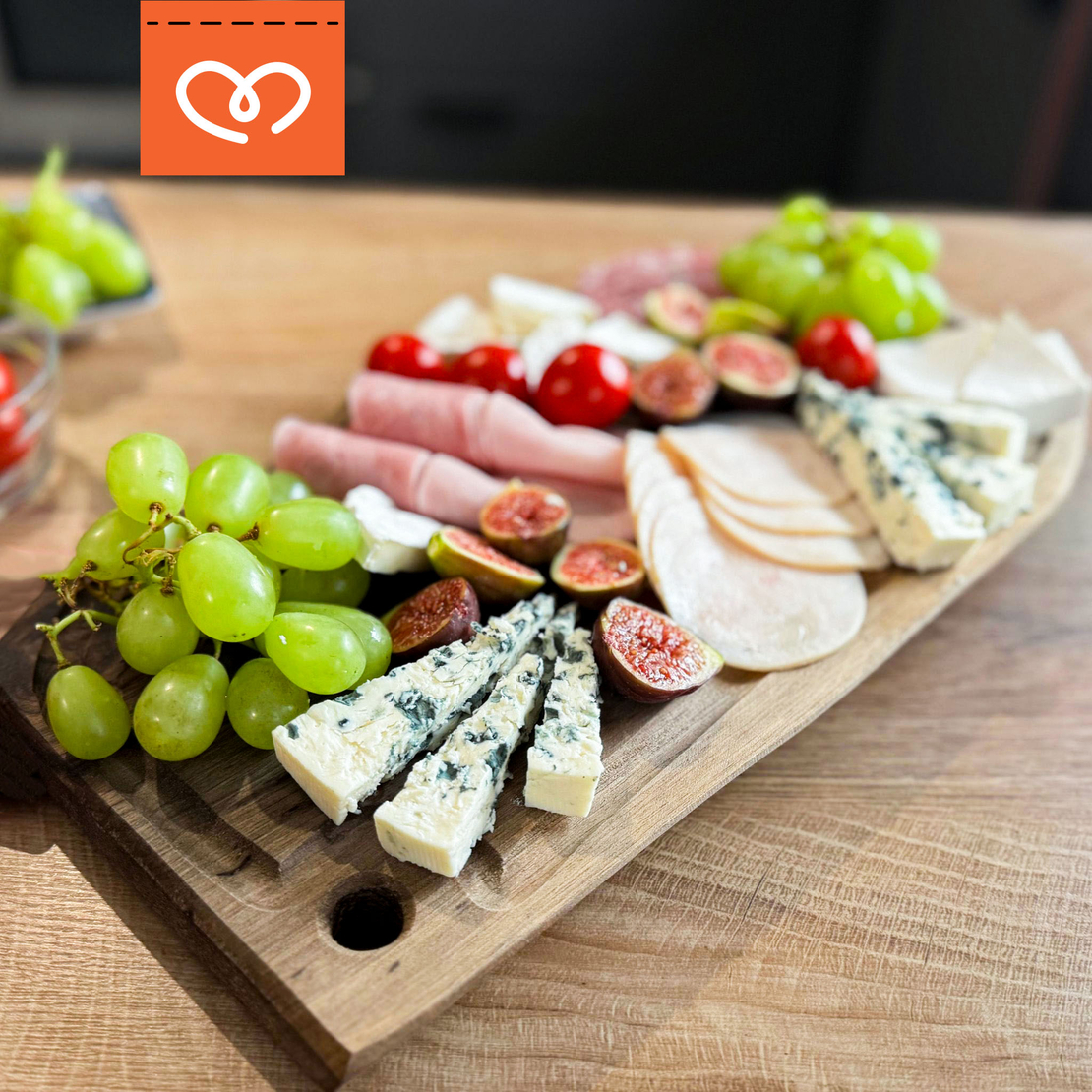 Дървена дъска за мезета от орех с надпис „Тук се събират легенди“ | Подарък за мъж