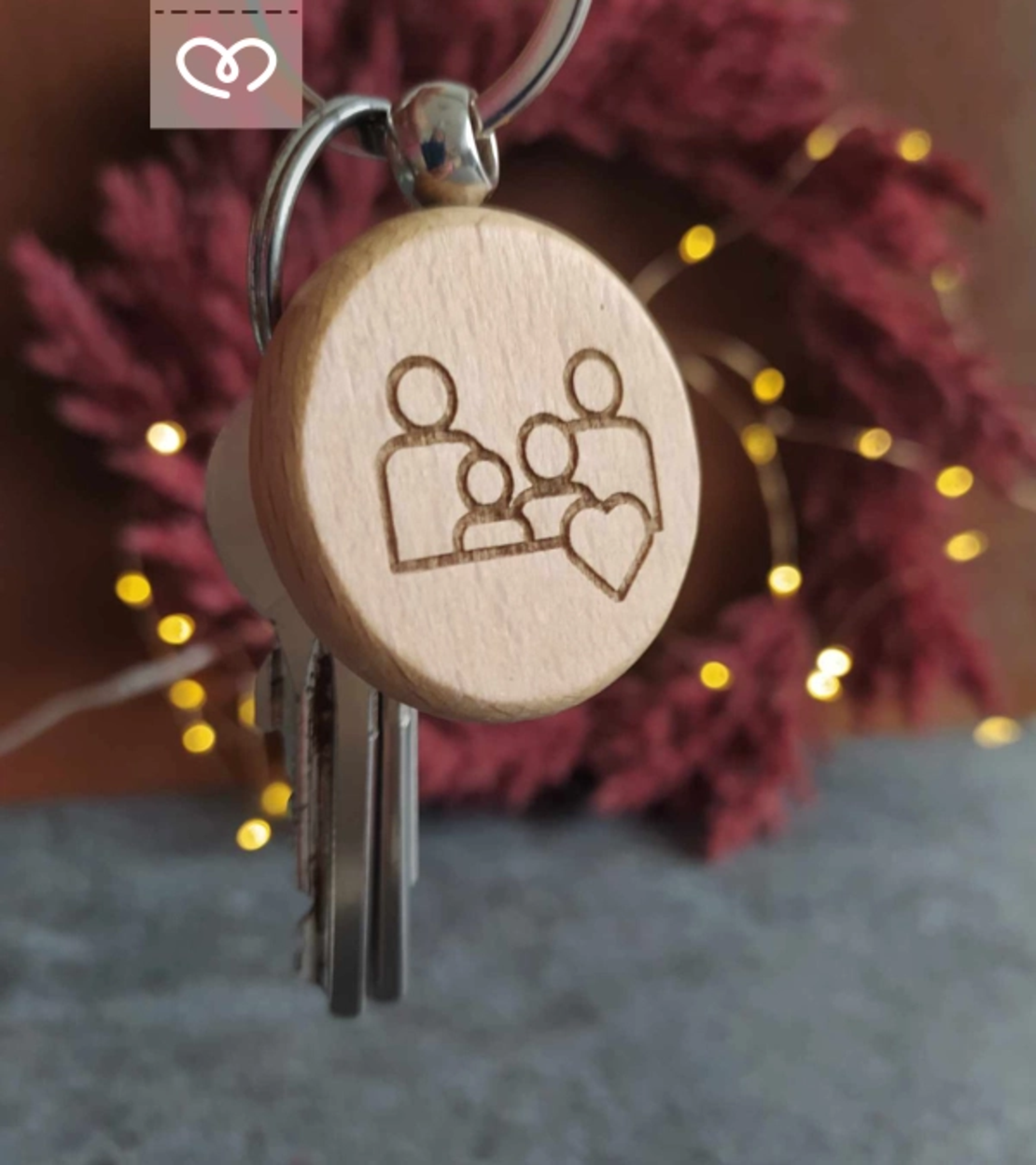 Ключодържател с лого – дървен персонализиран подарък