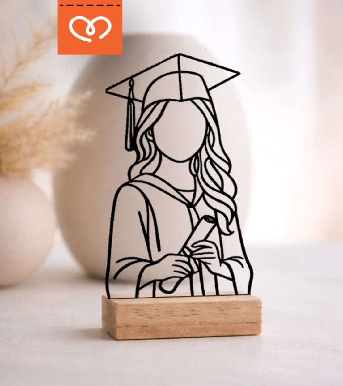 Подарък за абитуриентка – дървена статуетка за спомен с име и пожелание