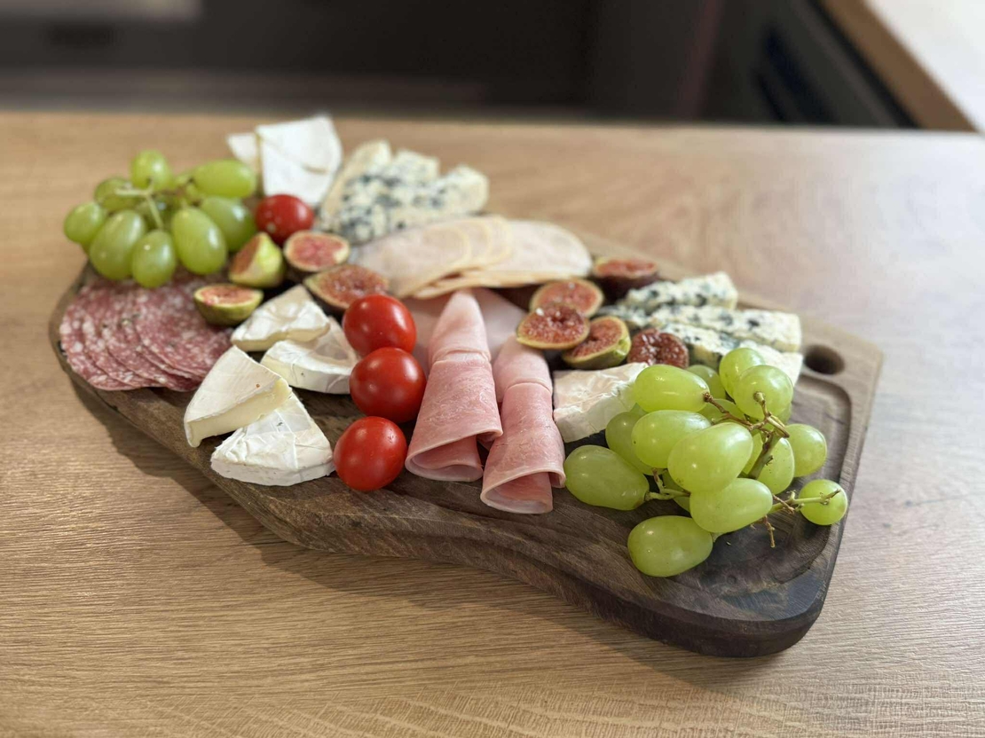 Орехова дъска „Само за майсторлъшки мезета“ с две чашки, подарък за мъж