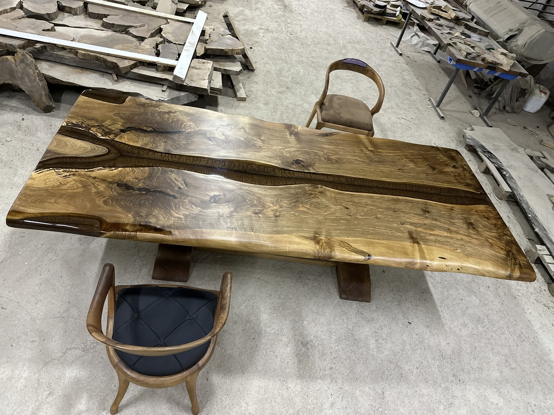 Ръчно изработена маса от масивно дърво Live Edge с естествени цепнатини