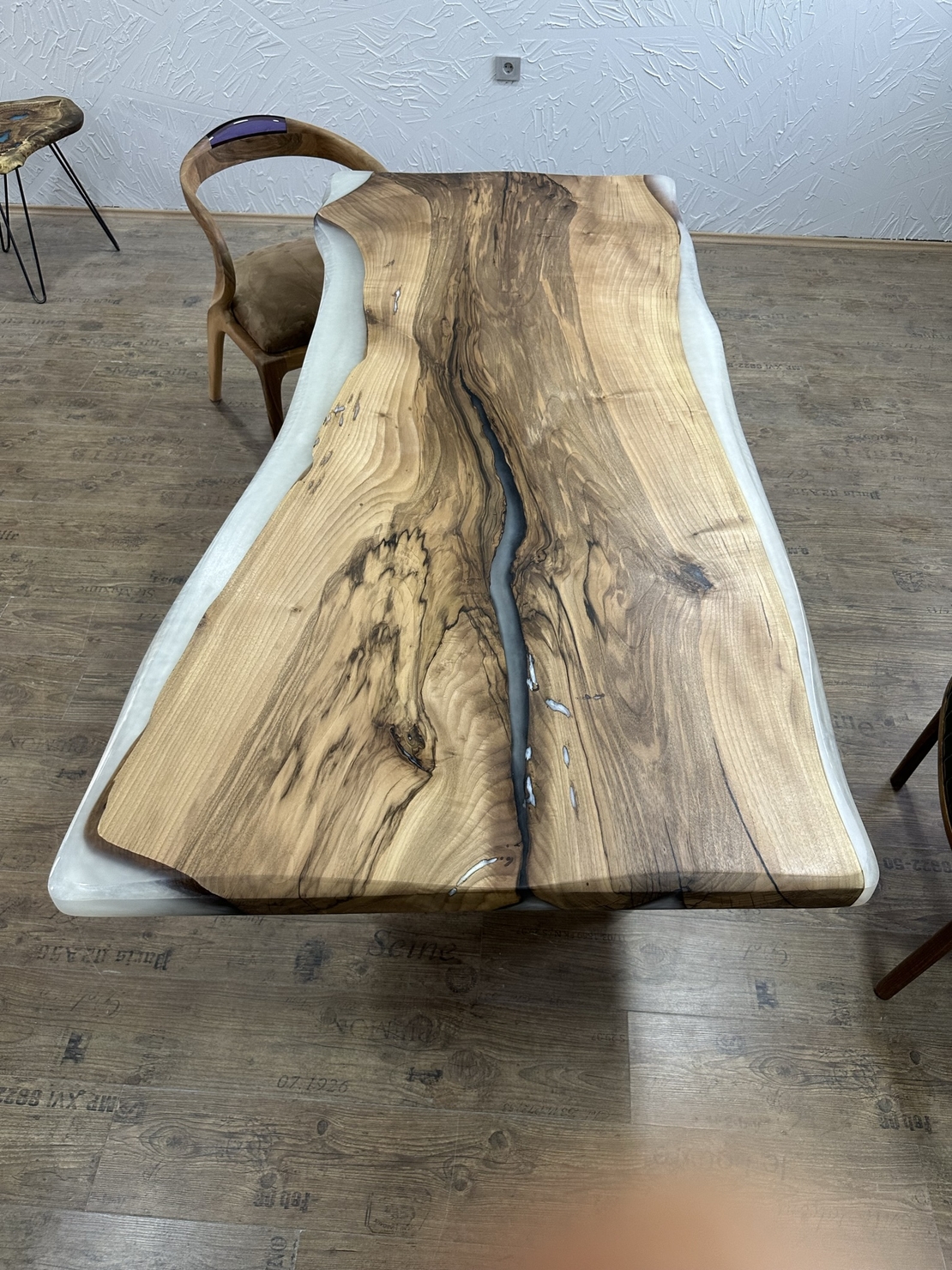 ✔ ръчно изработена епоксидна маса „Бяла Перла“ от орехово дърво