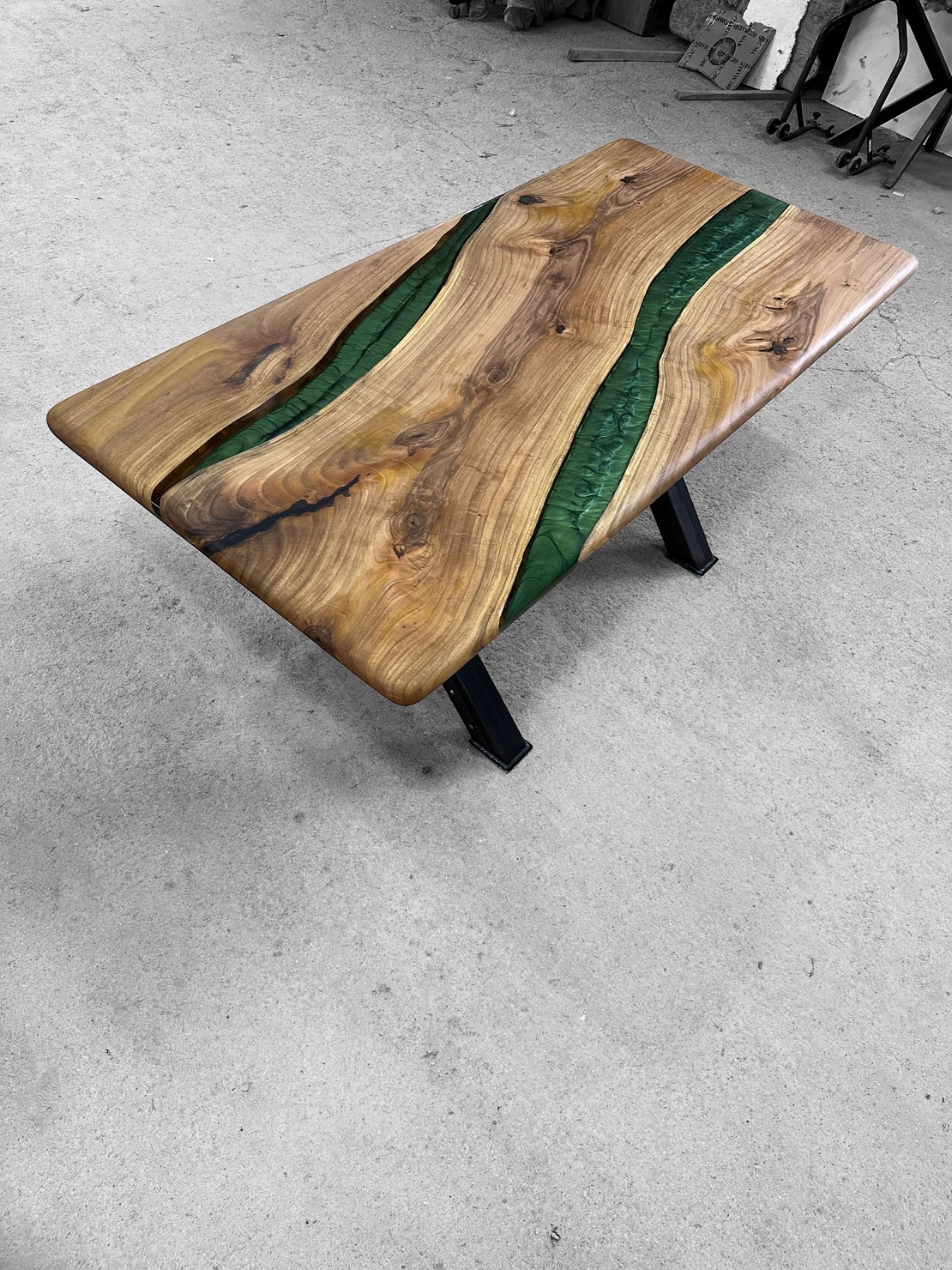 Маса от естествено дърво със смарагдово зелена епоксидна смола – Emerald River